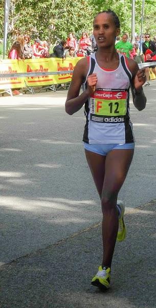 Foto: una mujer corriendo maratón