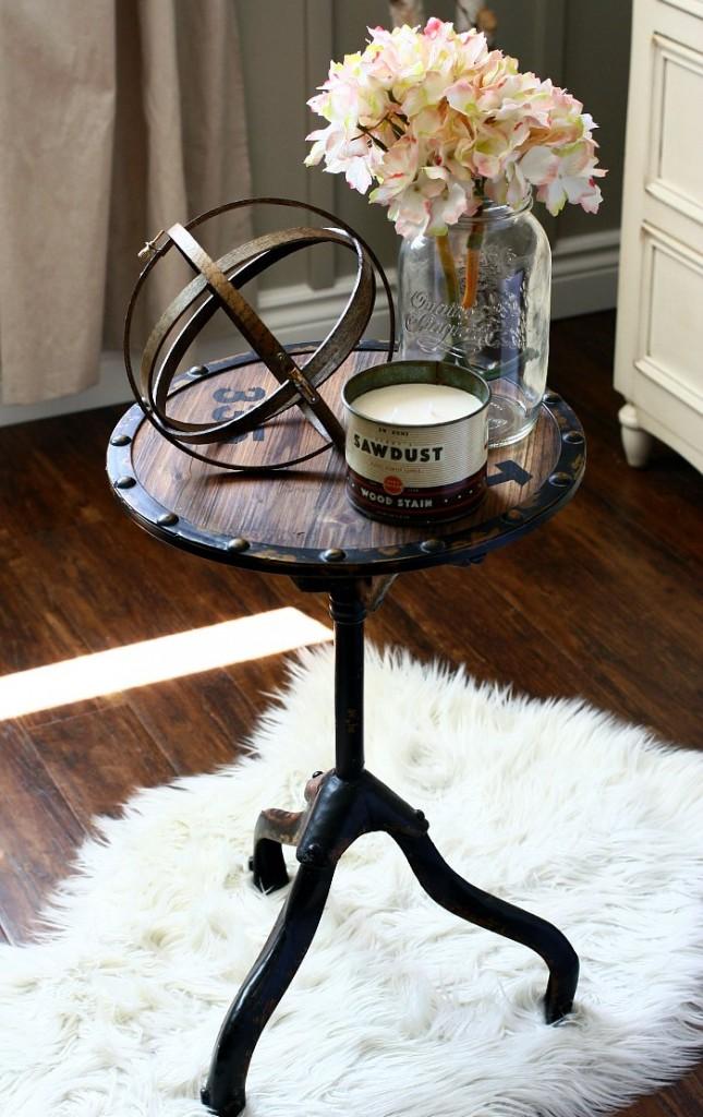 Velador con hortensia y esfera de bastidores