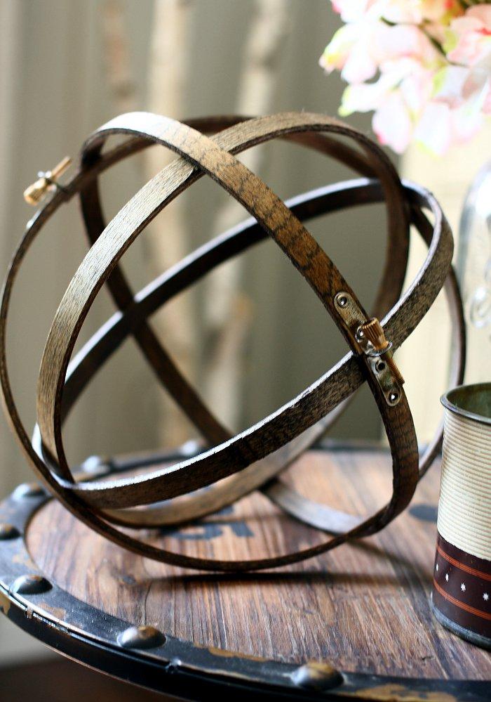 Esfera de madera con bastidores