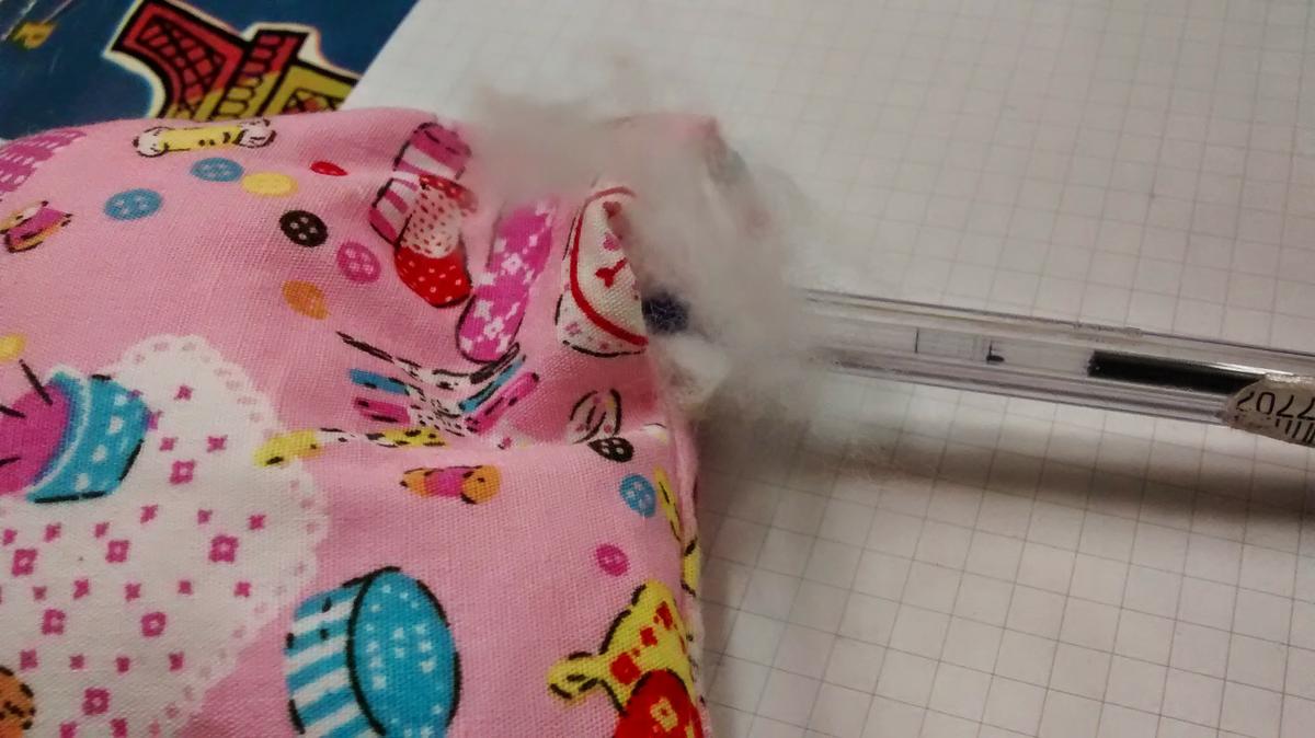 Rellenamos con guata y con ayuda de un boli