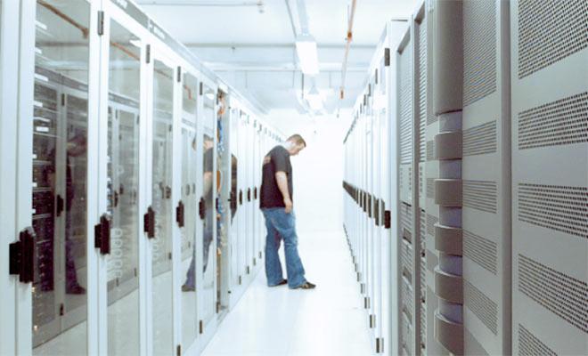 chico mirando varios servidores web