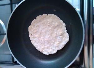 Tortitas dorándose en la sartén