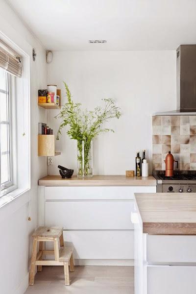 ideas-deco-como-decorar-cocinas-blancas-madera