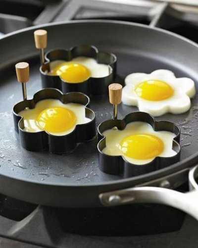 Huevos fritos perfectos con forma de flor
