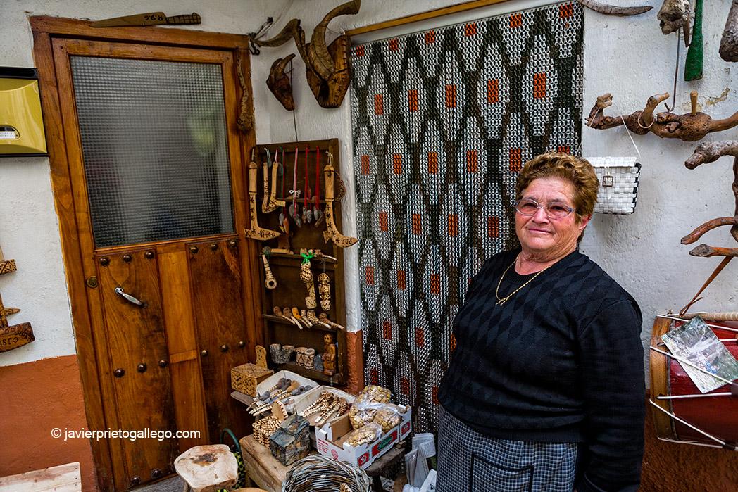 Rincón con productos del artesano Cristino para vender a los turístas. Localidad de El Gasco. Comarca de Las Hurdes. Cáceres. Extremadura. España. ©Javier Prieto Gallego;