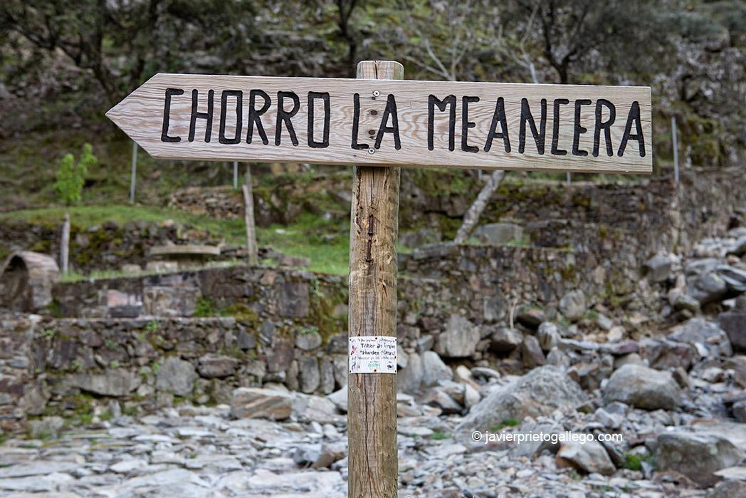 Señalización ruta a la cascada de La Miacera o Meancera. Localidad de El Gasco. Comarca de Las Hurdes. Cáceres. Extremadura. España. © Javier Prieto Gallego;
