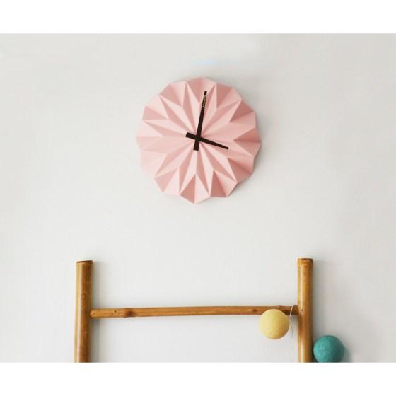 Reloj de origami rosa pastel