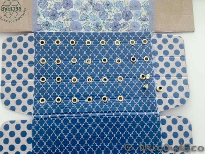 reciclar-caja-de-huevos-organizador-hilos-ojales