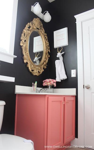 Baño en coral, negro y dorado