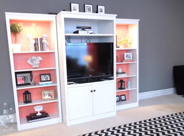 Añadir color coral en una estantería blanca