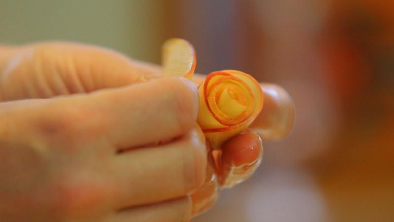 como hacer rosas con manzana