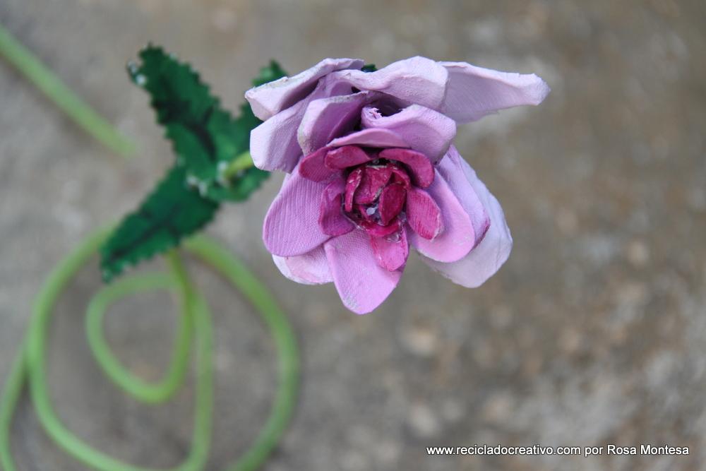 Flores rosas con hueveras de cartón recicladas - egg carton flowers