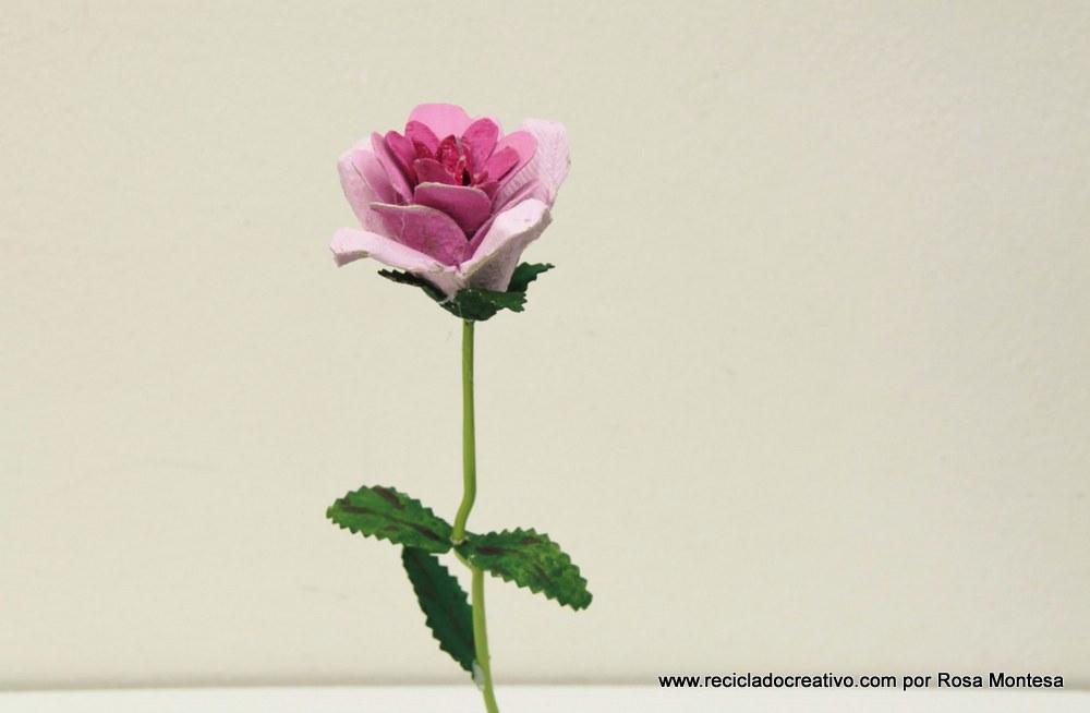 Flores rosas con hueveras de cartón recicladas - egg carton flowers