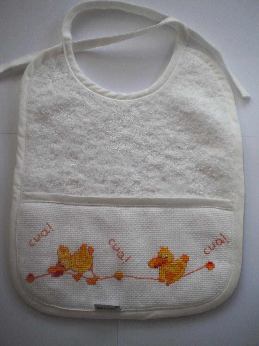 manualidades caseras faciles Baberos a punto de cruz con patos amarillos