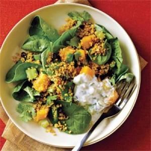 Ensalada al curry con raita de pepino y menta