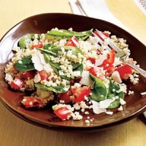 Quinoa con ajos asados, tomate y espinacas