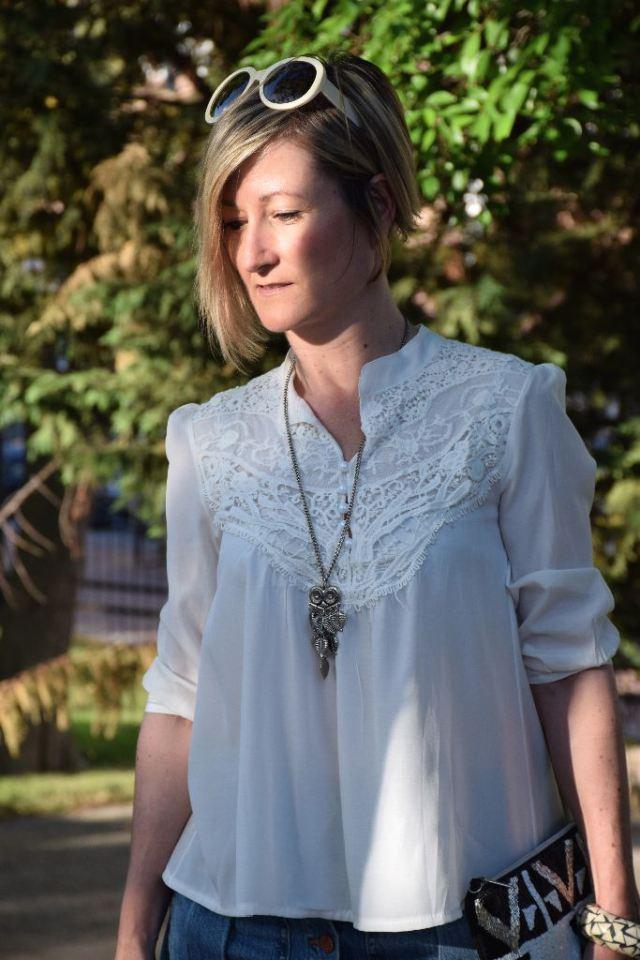 Falda denim y encaje en la blusa