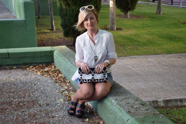 Falda denim y encaje en la blusa