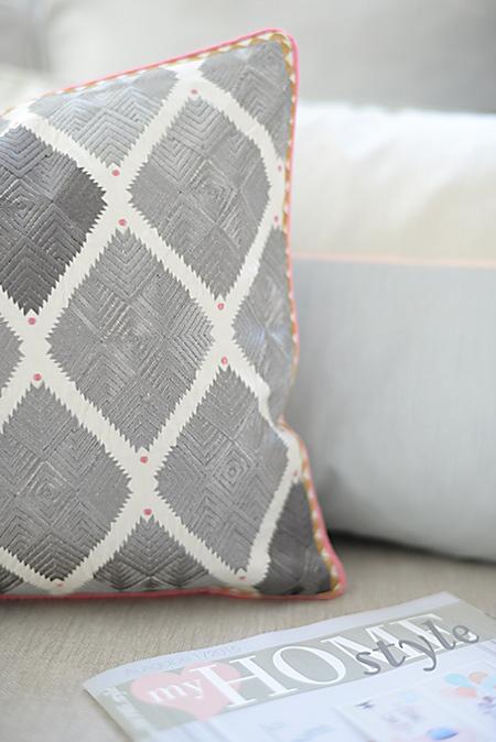 bungalow_kissen_gestickt_grau_wunderschoen-gemacht