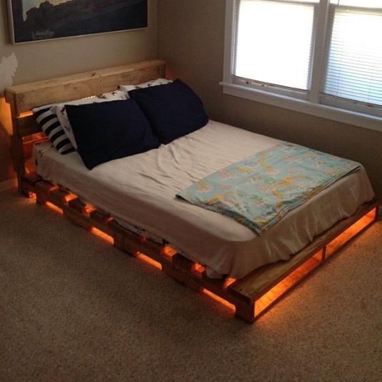 Cama de Palets con Luz