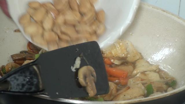 Pollo con Almendras al estilo Chino43