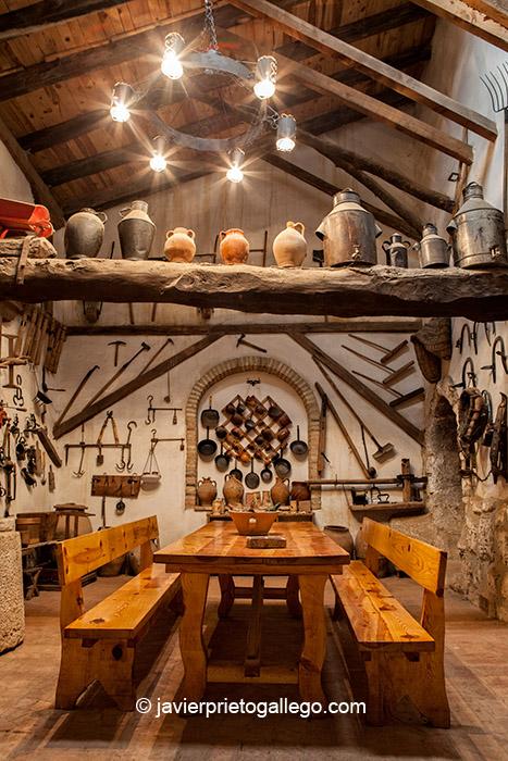 Muestra de objetos etnográficos recogidos en la peña Manguis de Astudillo. Localidad de Astudillo. Palencia. Castilla y León. España © Javier Prieto Gallego