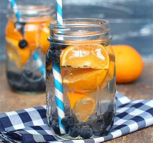Refresco de naranjas con arándanos