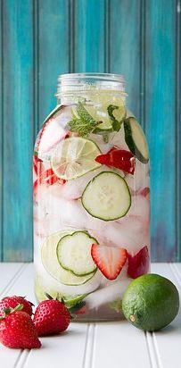 Refresco de fresas, lima y pepino