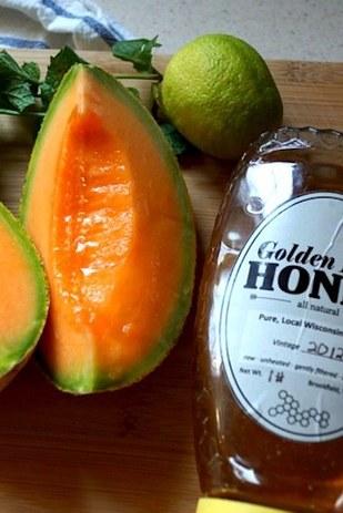 Agua fresca de cantalupo con miel y menta