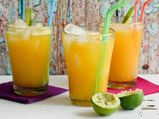 Agua fresca de mango y lima