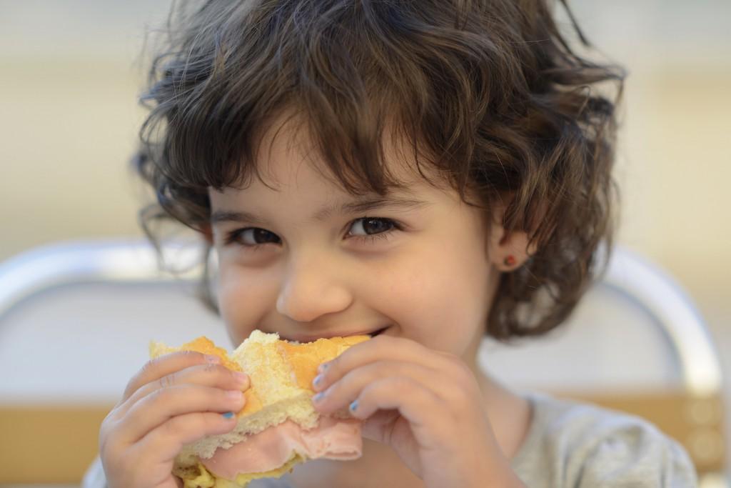 Comiendo pequeño bocadillo