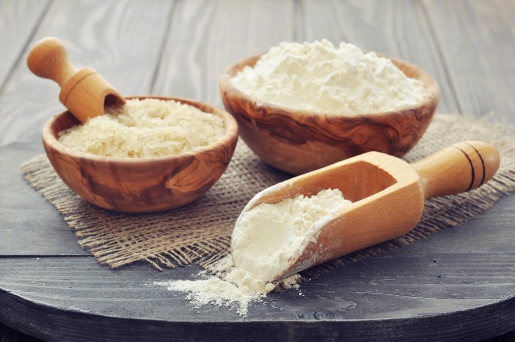 Arroz, harina y azúcar en tazones de madera