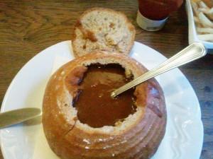 Sopa de goulash servido en el pan tradicional