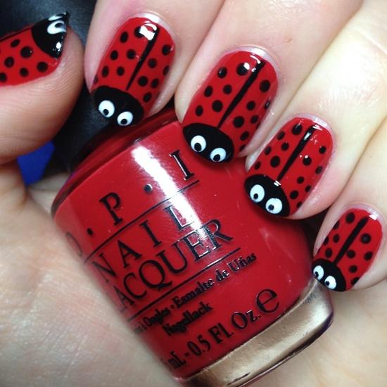 uñas de rojo diseño mariquita