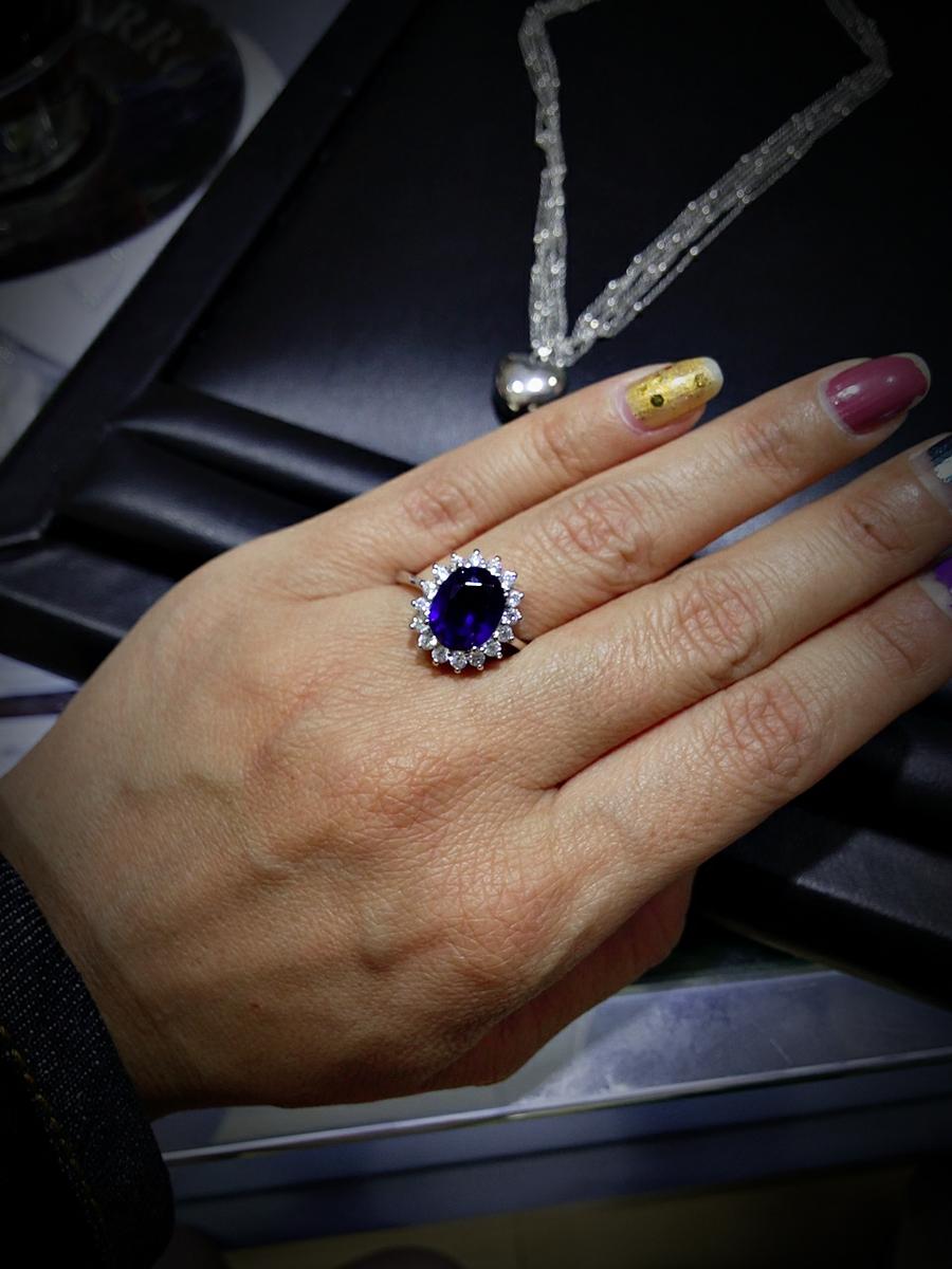 Este anillo es precioso, vale $1,000 y me parece que tiene el 40% de descuento.