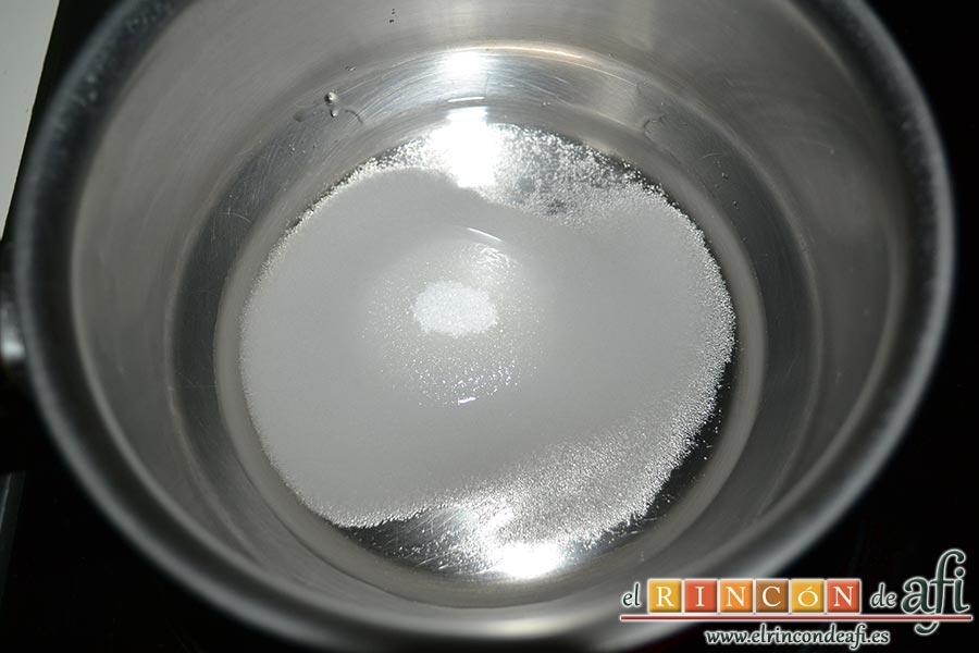 Plátanos fritos con almíbar y almendras laminadas, para preparar el almíbar ponemos en un cazo al fuego el azúcar y el agua
