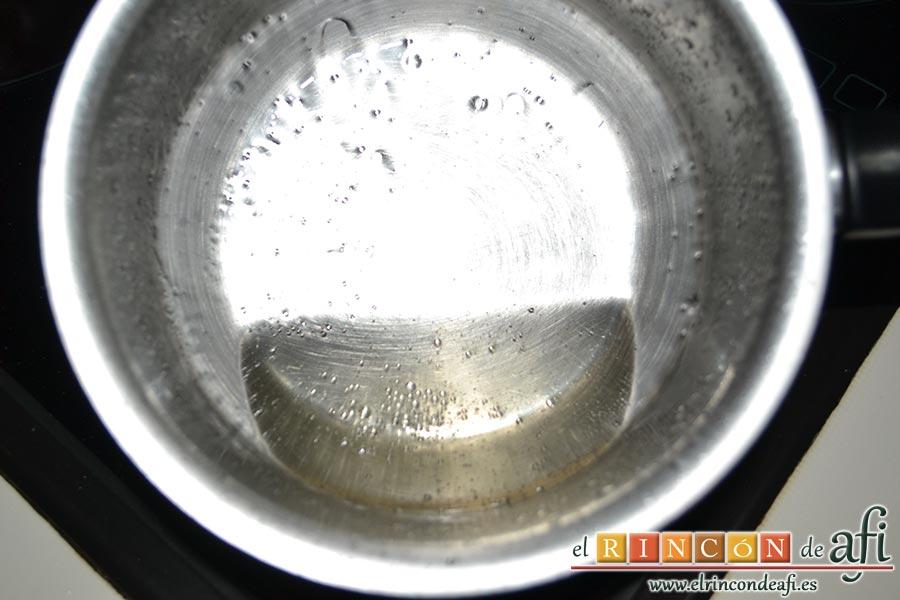 Plátanos fritos con almíbar y almendras laminadas, añadimos el aguardiente