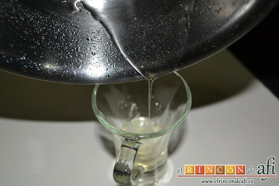 Plátanos fritos con almíbar y almendras laminadas, una vez hecho el almíbar lo pasamos a un recipiente hasta que se atempere