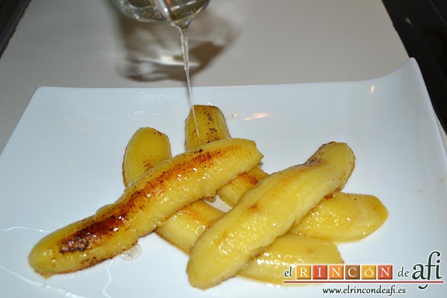 Plátanos fritos con almíbar y almendras laminadas, le añadimos el almíbar por encima