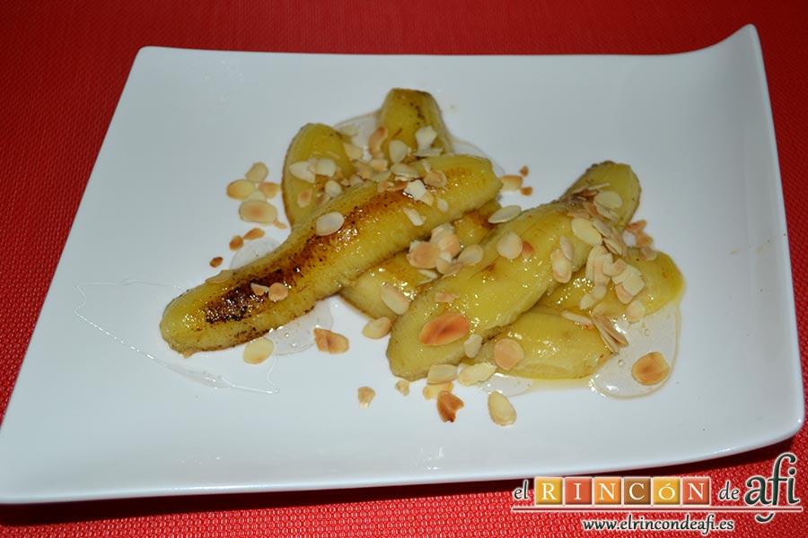 Plátanos fritos con almíbar y almendras laminadas, sugerencia de presentación