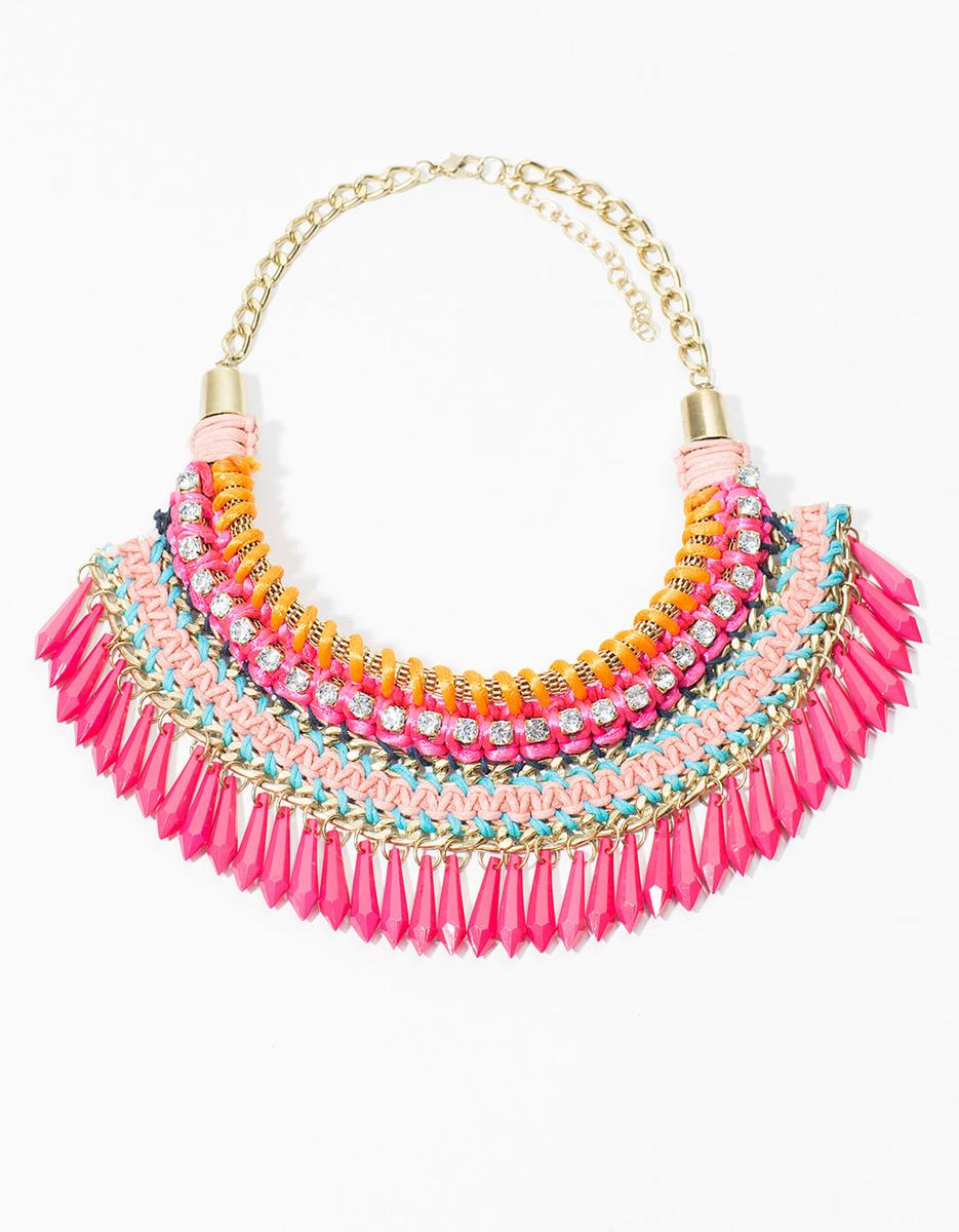 collar de perlas y piedras