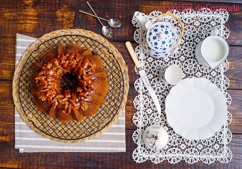 Bundt Cake de Tofee con caramelo salado y nueces caramelizadas