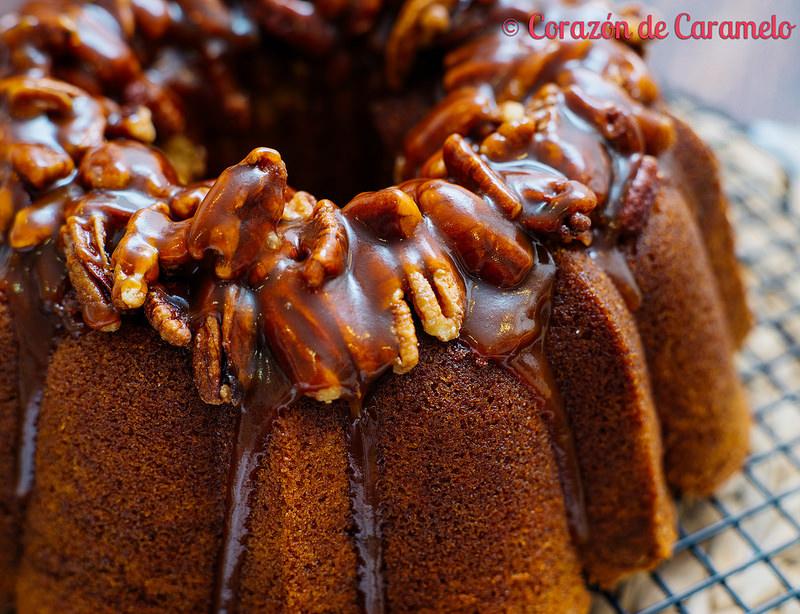 Bundt Cake de Tofee con caramelo salado y nueces caramelizadas