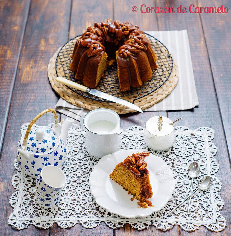 Bundt Cake de Tofee con caramelo salado y nueces caramelizadas