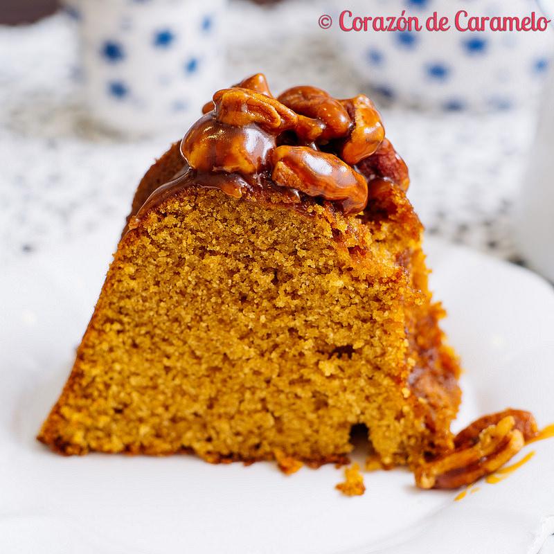 Bundt Cake de Tofee con caramelo salado y nueces caramelizadas