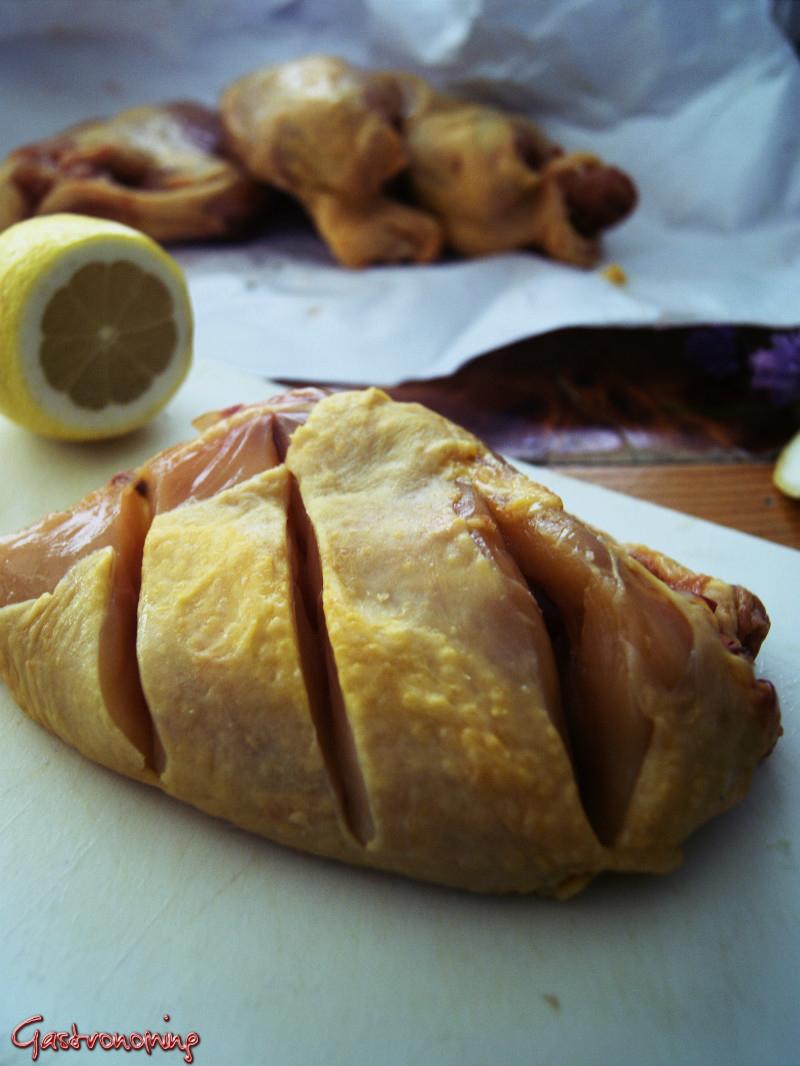 Pollo de campo con patatas al limón y espárragos trigueros