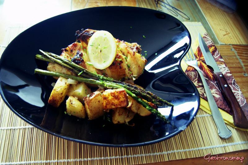 Pollo de campo con patatas al limón y espárragos trigueros