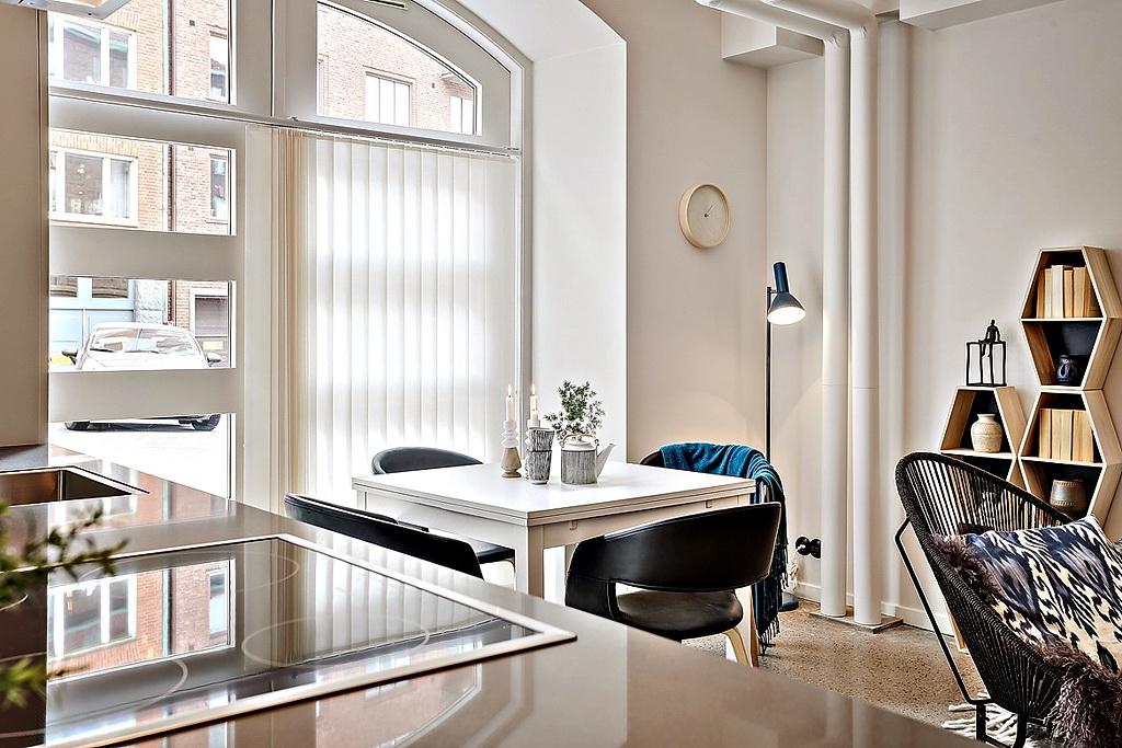 Un estudio de estilo contemporáneo: Mucho diseño y buenas ideas para separar ambientes.