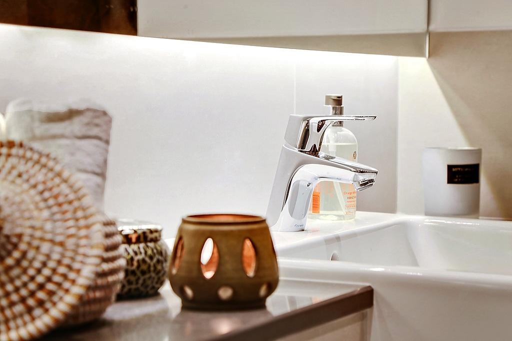 Un estudio de estilo contemporáneo: Mucho diseño y buenas ideas para separar ambientes.