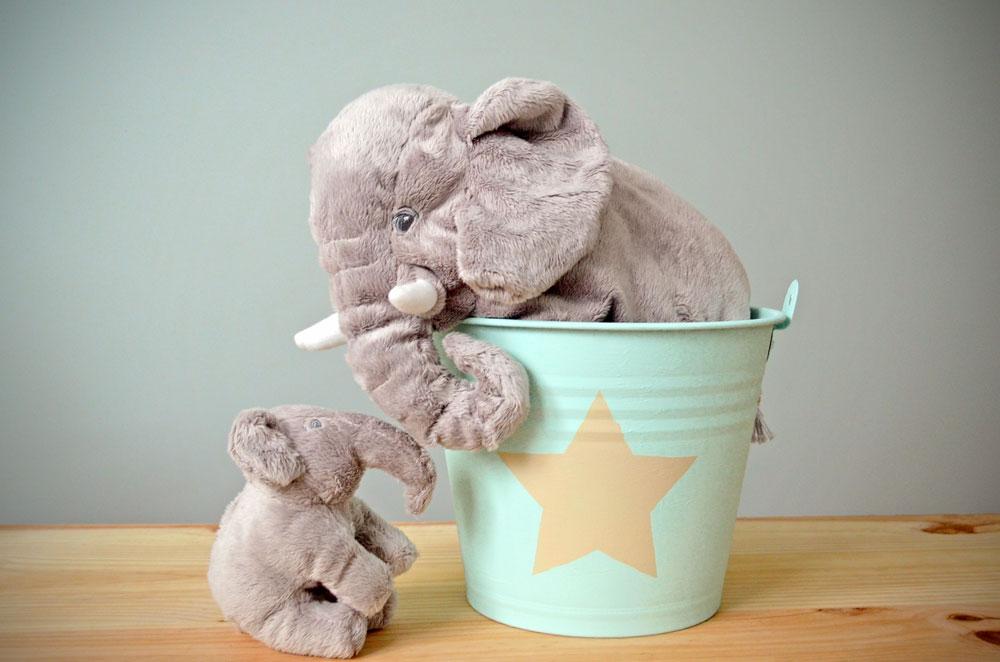 Un cubo con estrella para sus juguetes